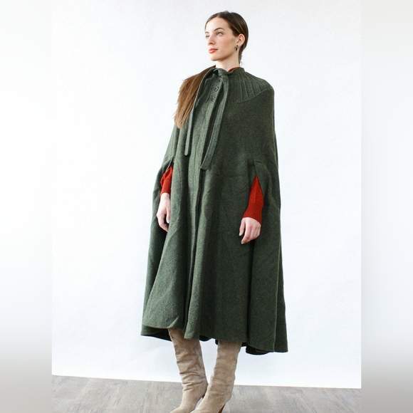 Vintage | Tailored Wool-blend Cape with High Collar - Picture 14 of 16